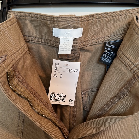 High-Waisted Cargo Pant - Picture 3 of 3